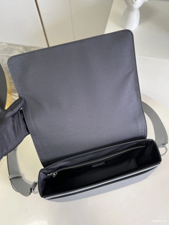 WIS VUITTON FLAP LOUIS MESSENGER NEW 0810